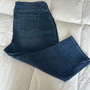 Women’s plus size 24W pull on Lee slimming fit denim crops.